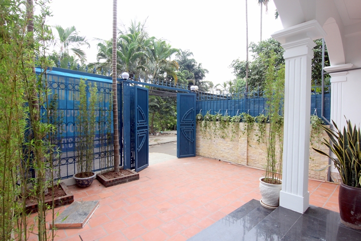 4 Bedrooms / 4 Bathrooms mini-villa in Xom Chua Westlake, Tay Ho, Ha Noi for rent